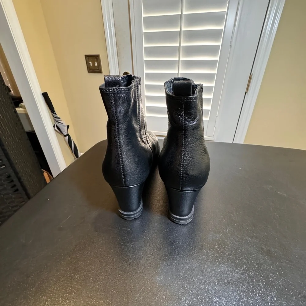 Ellen Tracy size 8.5 black Terence wedge leather boot